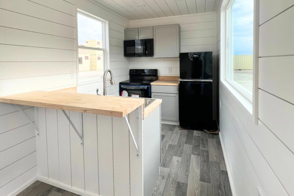 40ft Modern Cabin - Image 10